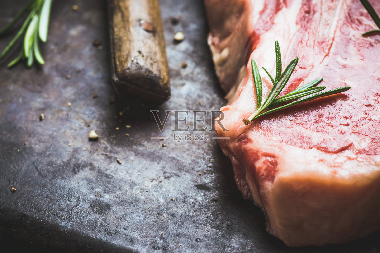 生的新鲜大理石t骨肉在乡村的背景照片摄影图片