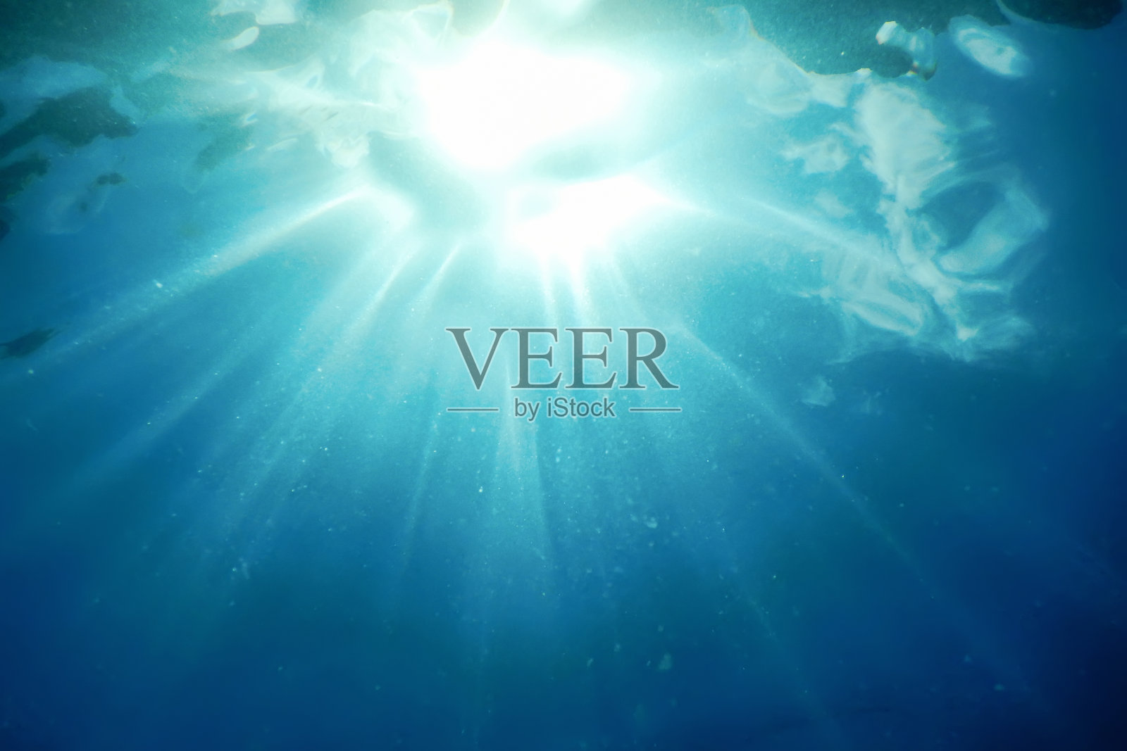 水下阳光透过水面，水下背景照片摄影图片