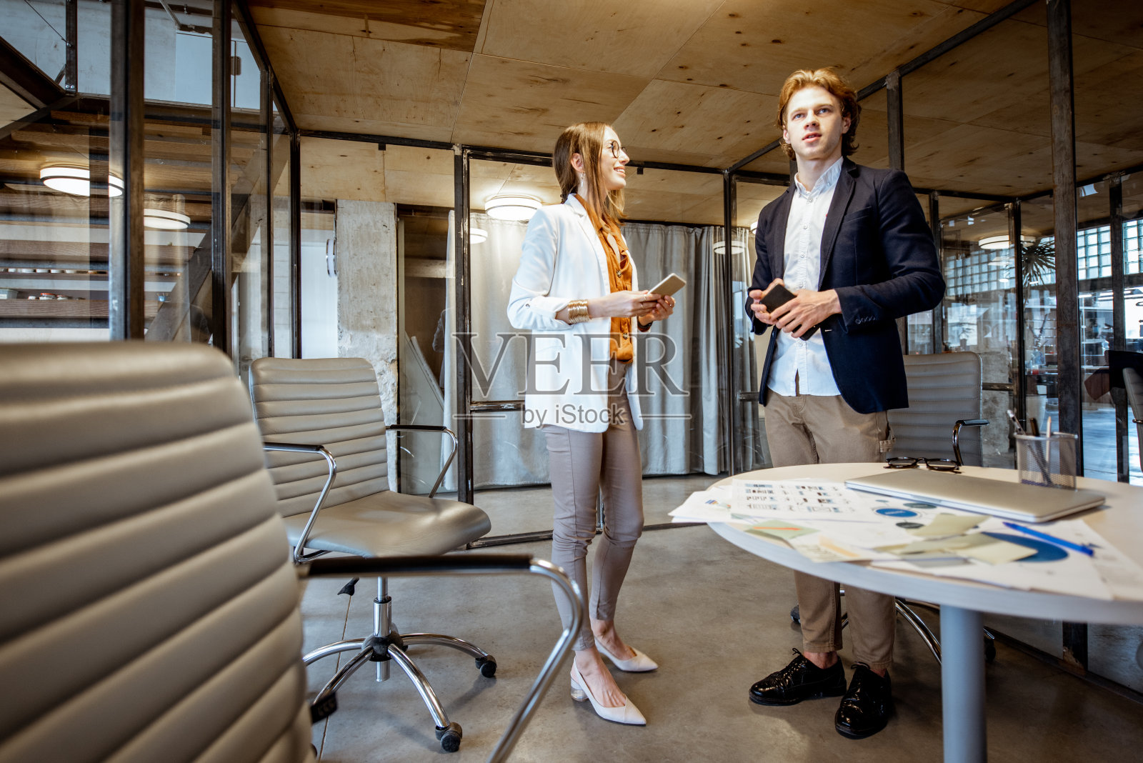 商业男人和女人在办公室聊天照片摄影图片