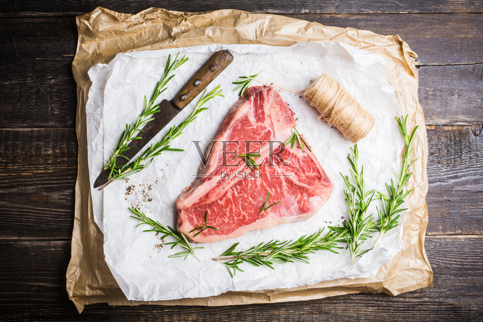 生的新鲜大理石t骨肉在乡村的背景照片摄影图片