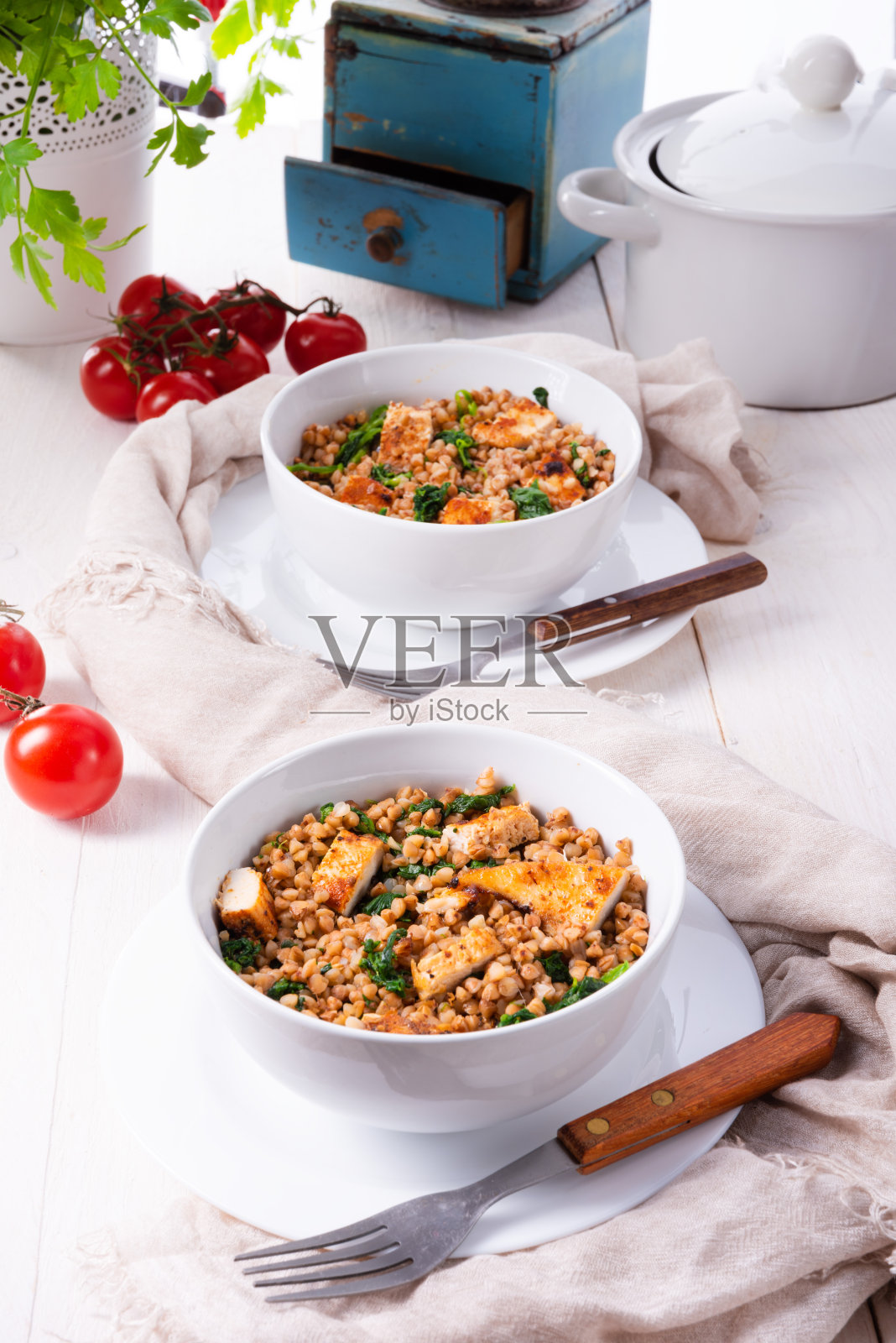 用荞麦和烤鸡制成的波兰食品照片摄影图片