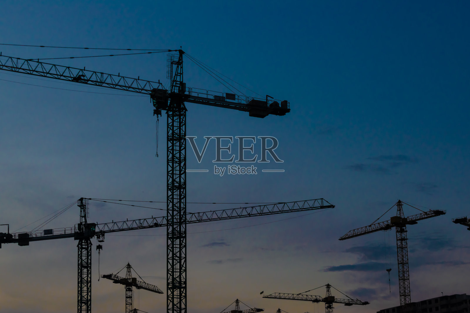 夕阳下的施工起重机照片摄影图片