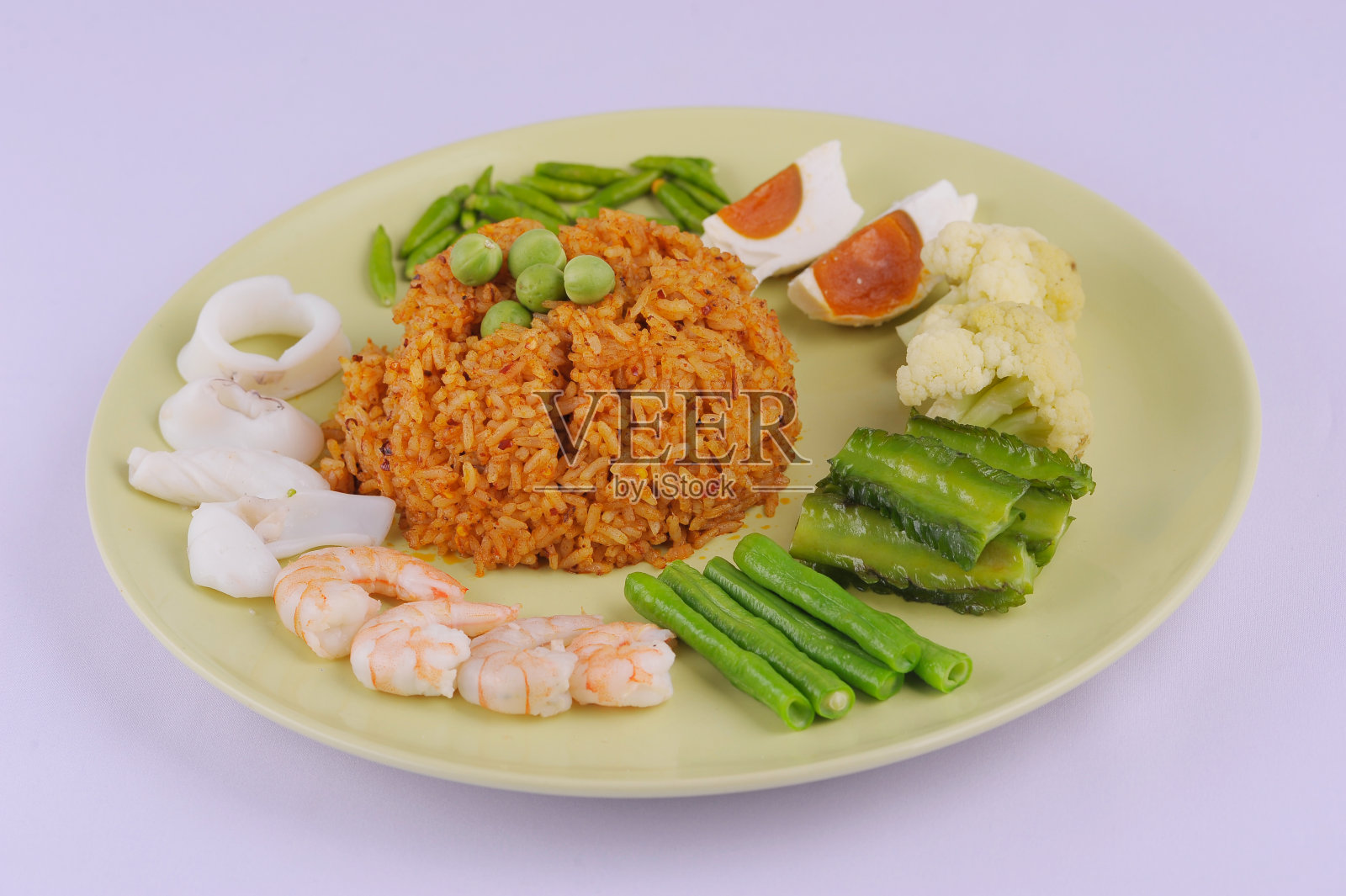 咸蛋炒饭:方形盘子上的咸蛋炒饭，流行的泰国食物孤立在白色的背景上照片摄影图片