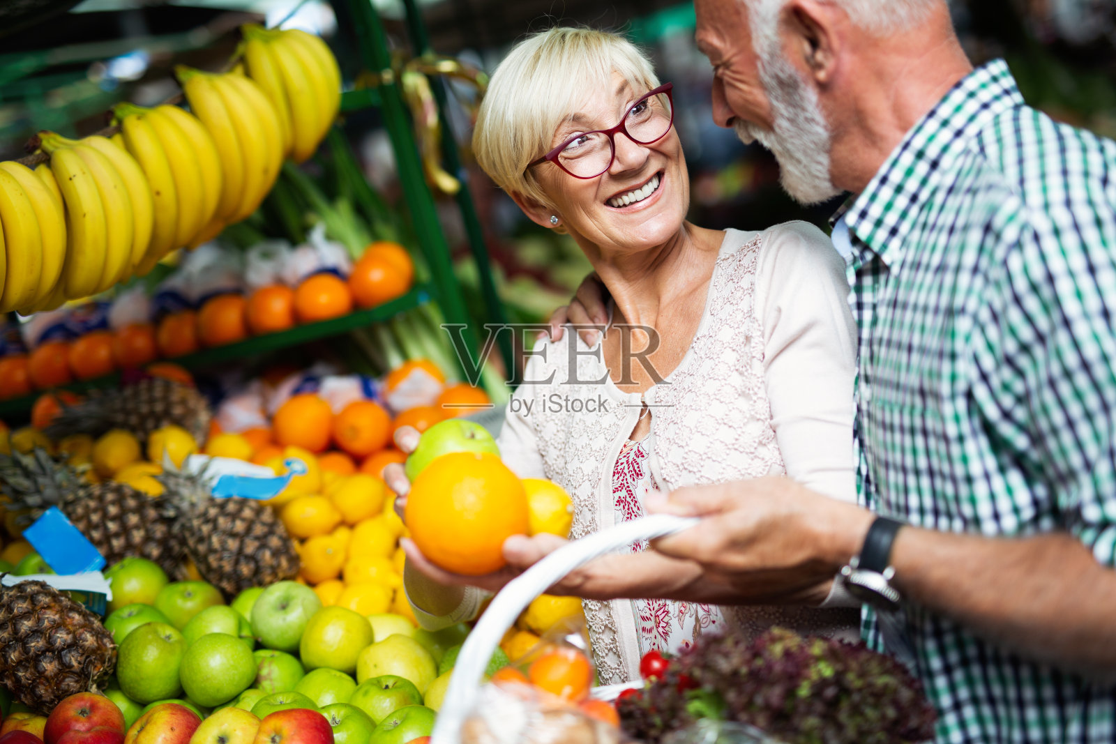 美丽的老年夫妇在市场上选择健康产品照片摄影图片