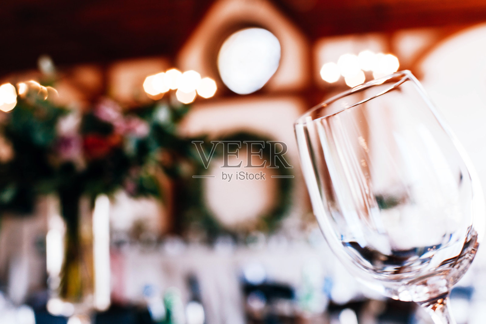 捧着花束的空酒杯照片摄影图片