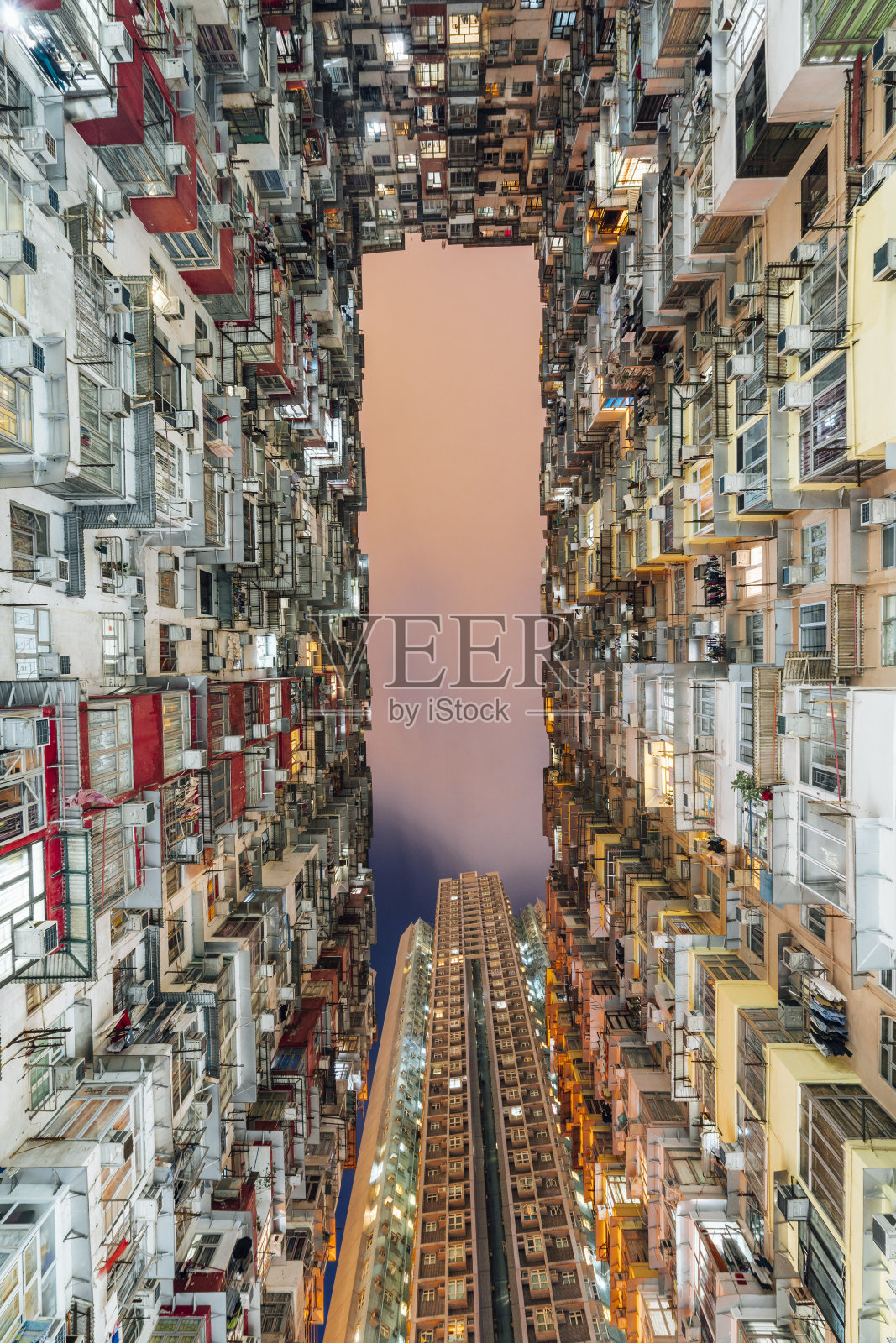从下面看，香港的许多公寓楼照片摄影图片