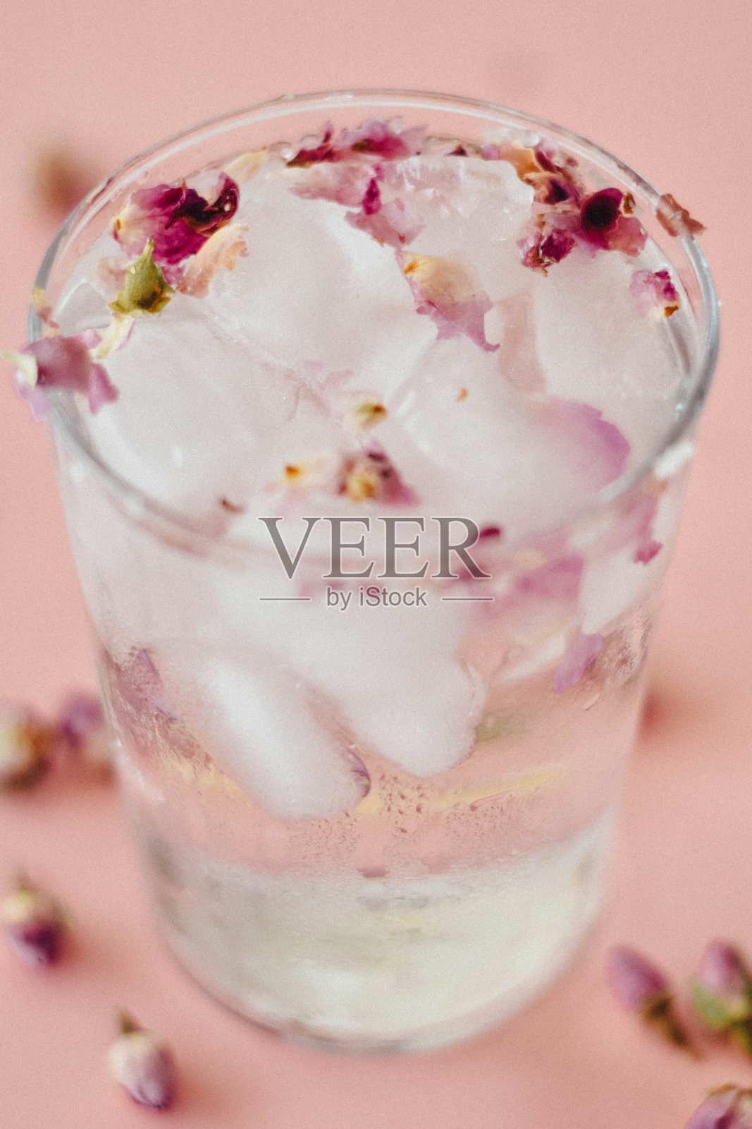 玫瑰水喝凉的粉红色和大理石背景照片摄影图片