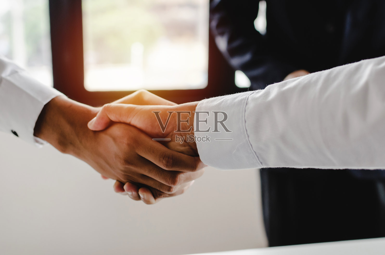 交易。一群商务人士在办公室会议室结束商务会议后握手，祝贺，投资者，成功，伙伴关系，团队合作，财务和联系的概念照片摄影图片