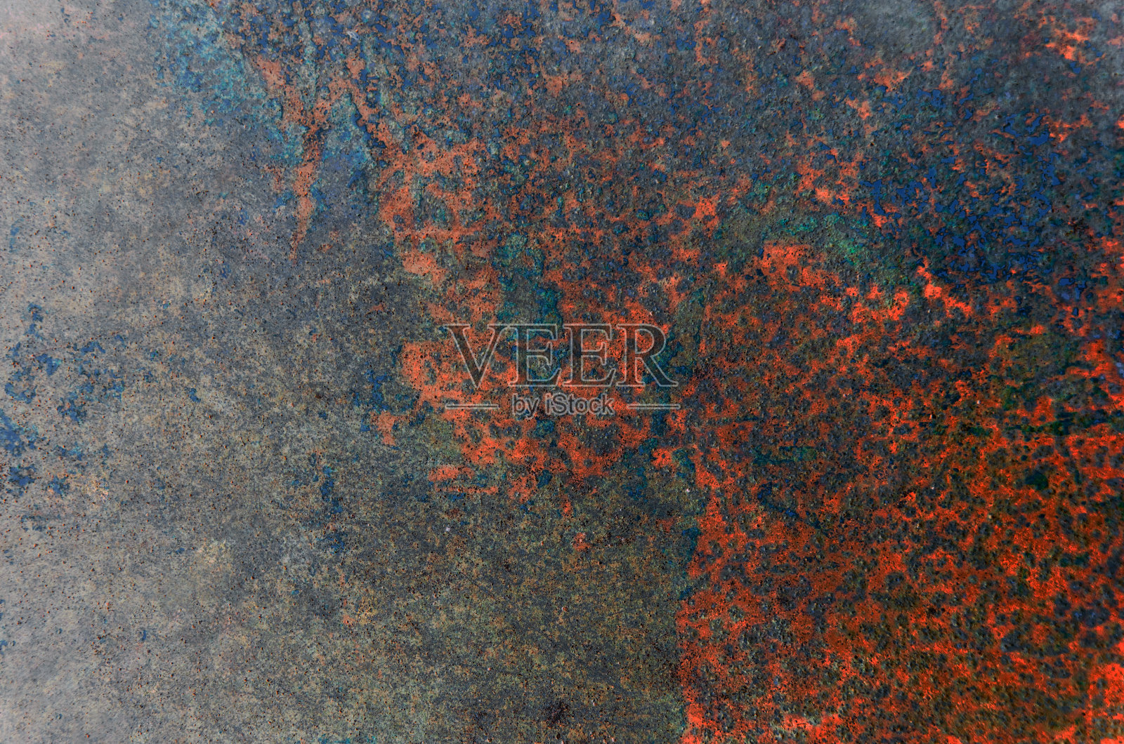 破旧的铁板表面有铁锈和残留的橙色油漆照片摄影图片