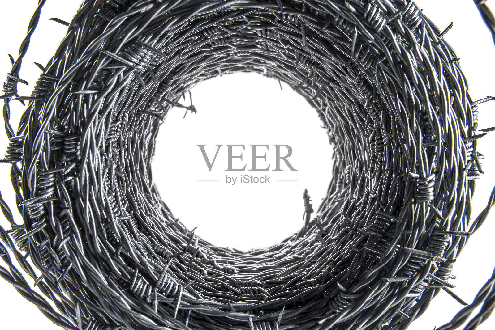 带刺钢丝圈内部形成隧道照片摄影图片