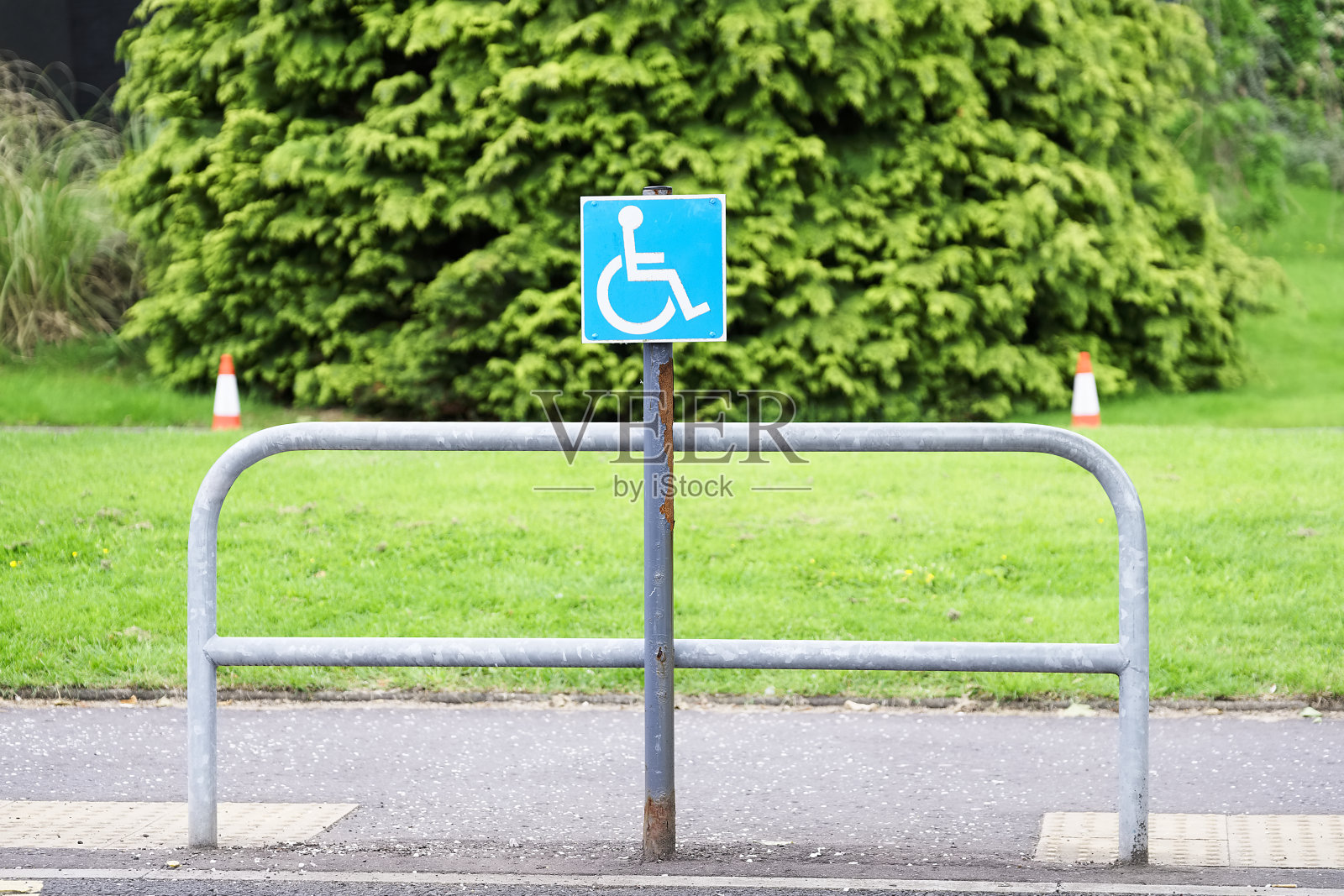 残疾人轮椅蓝色徽章持有人在停车场签名照片摄影图片