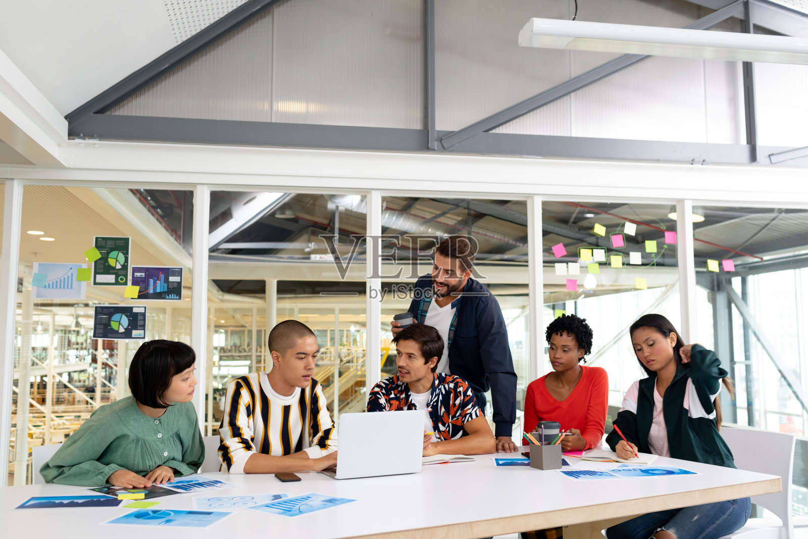 商务人士在会议室用笔记本电脑讨论照片摄影图片