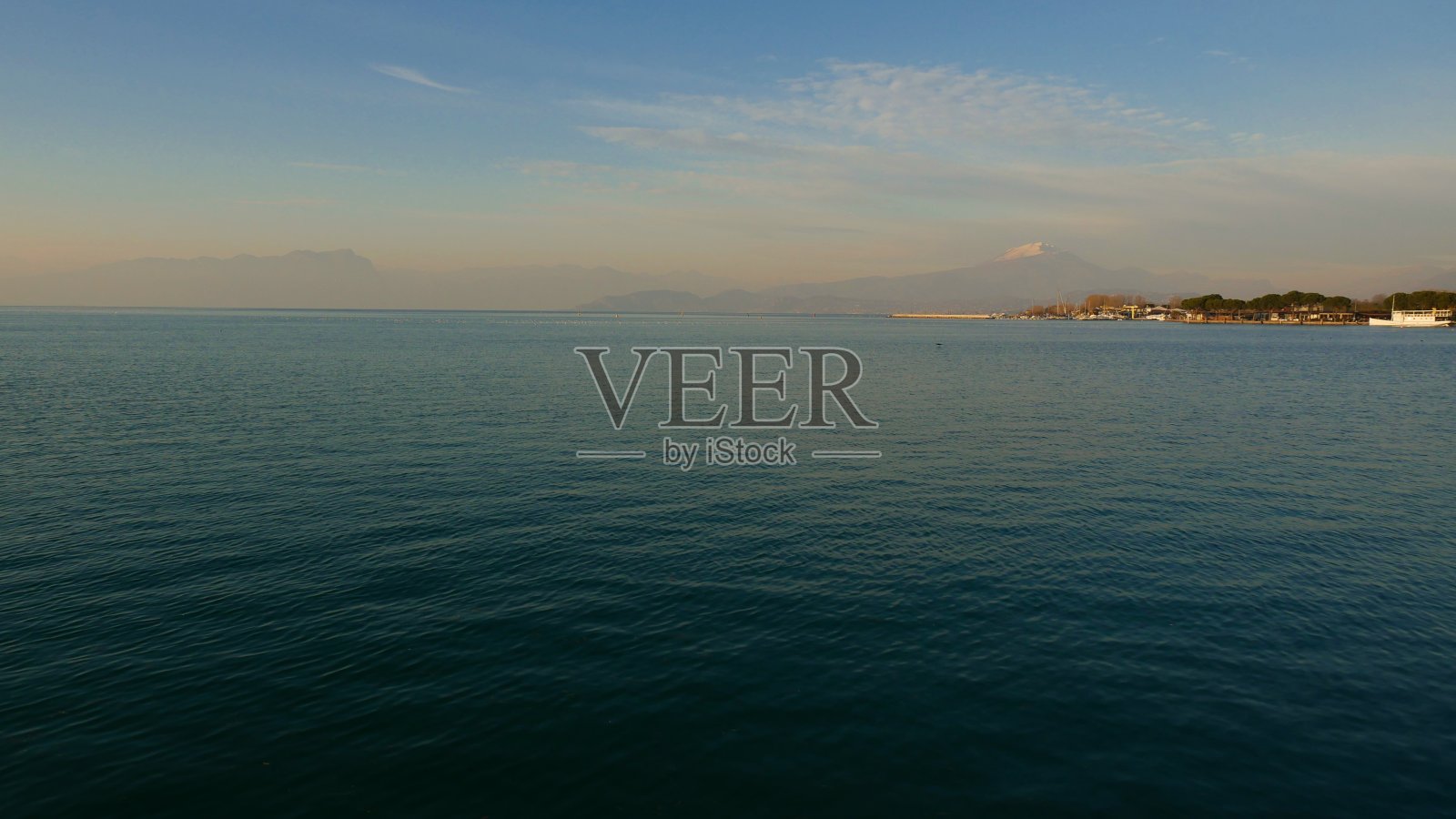 加尔达渔民照片摄影图片