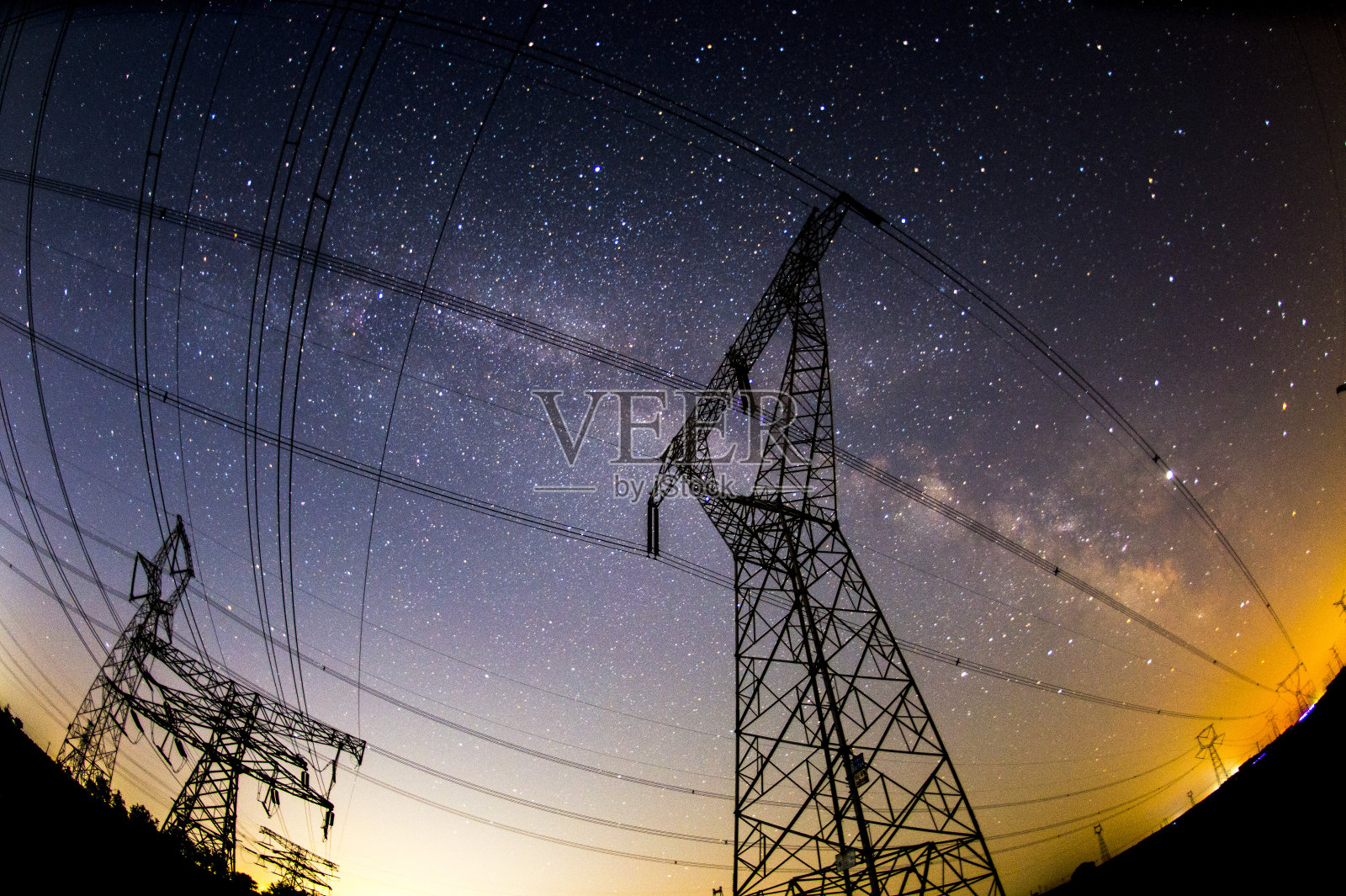 供电设施的轮廓和夜间星星照片摄影图片