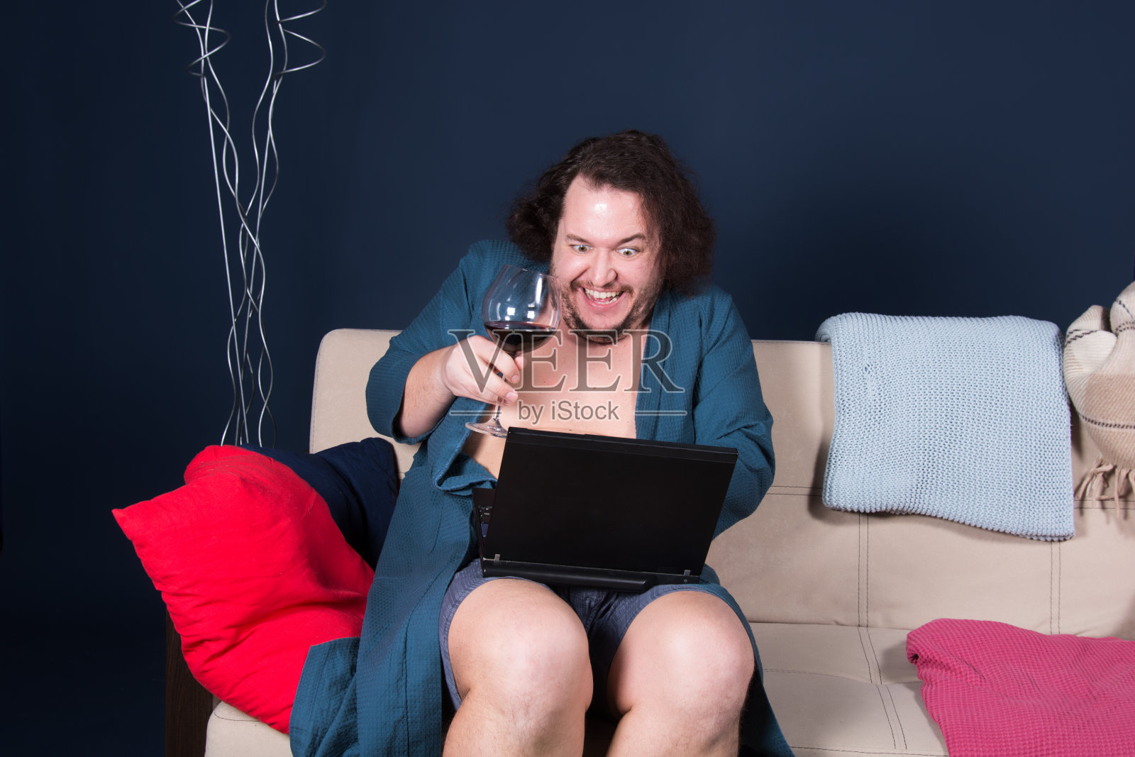 在线约会。有趣的胖子。照片摄影图片