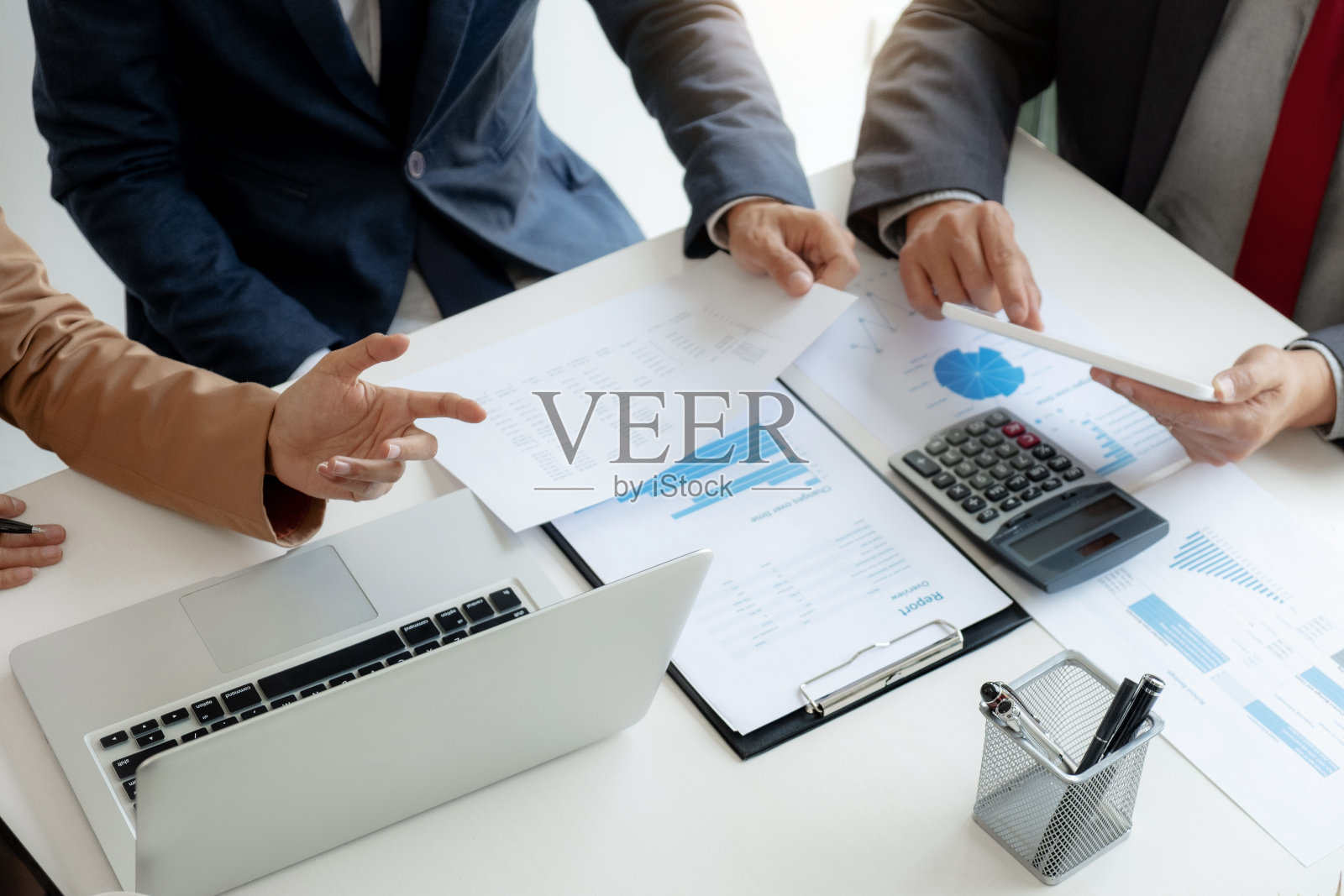 投资与合作的概念，业务财务总监在办公室会议上分析业绩数据。照片摄影图片