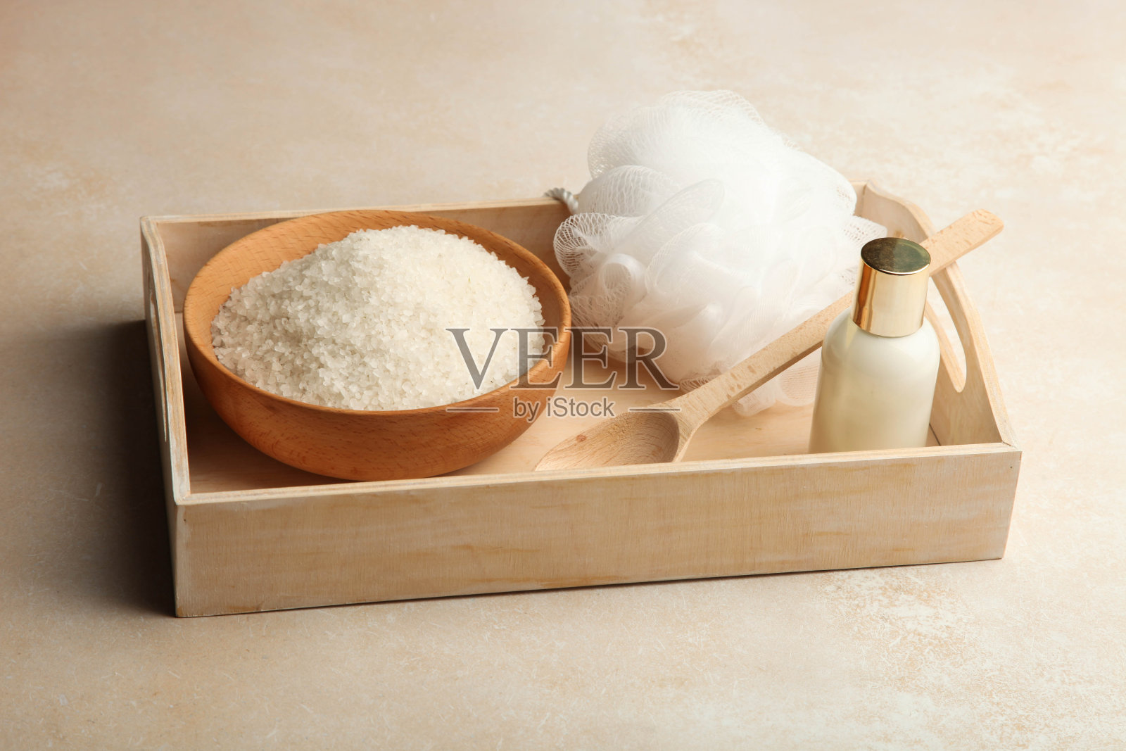 身体护理化妆品，毛巾和海盐木制托盘照片摄影图片