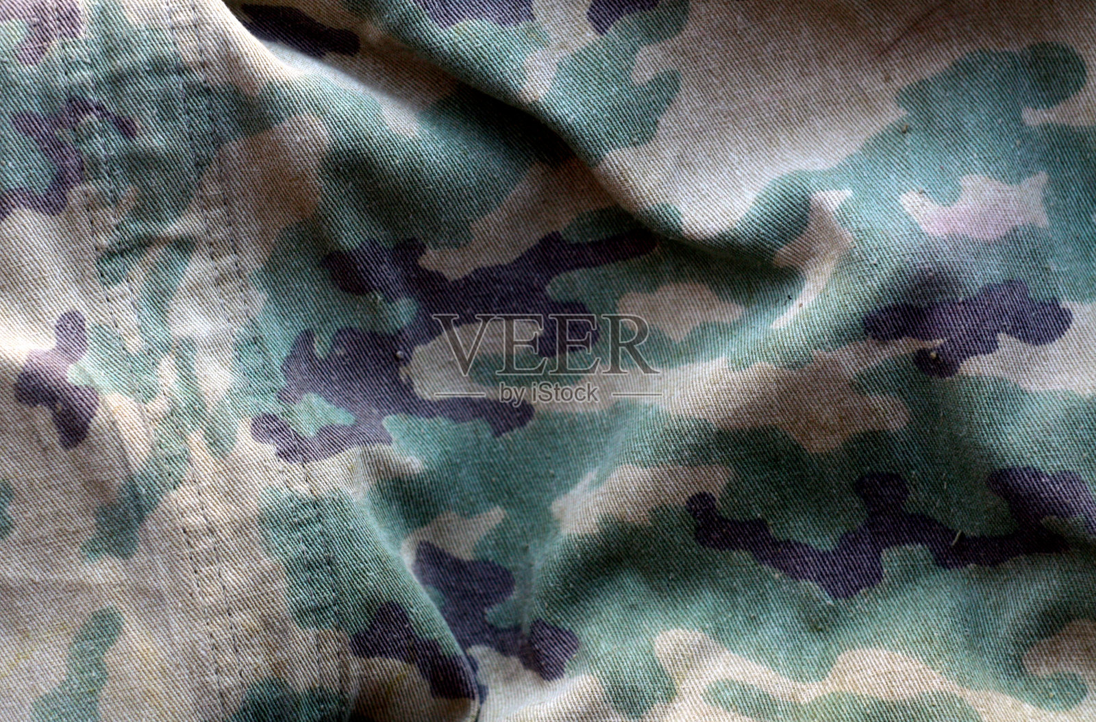 带有模糊效果的脏迷彩布料。照片摄影图片