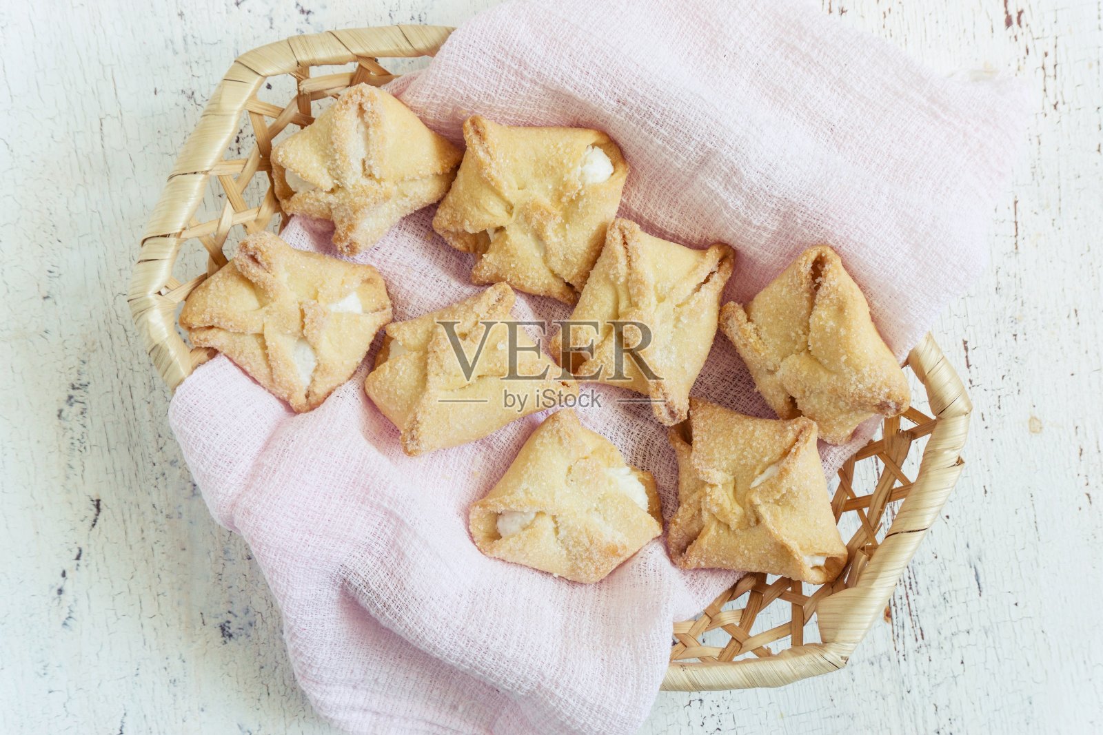 白色背景的柳条篮子里装着凝乳奶酪的信封照片摄影图片