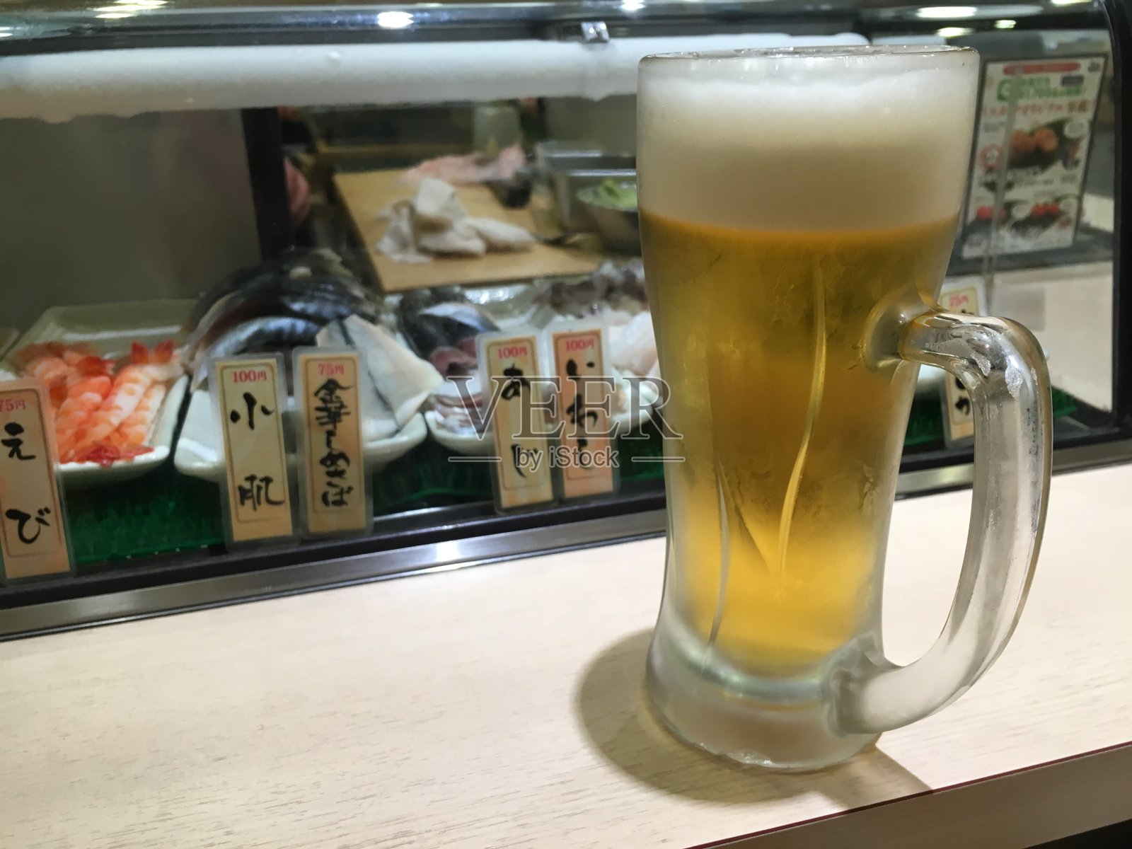 寿司店配啤酒照片摄影图片