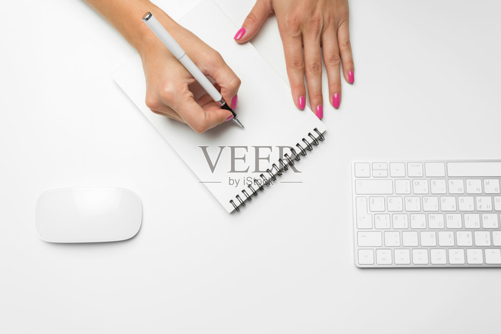 女商人在记事本上写字照片摄影图片