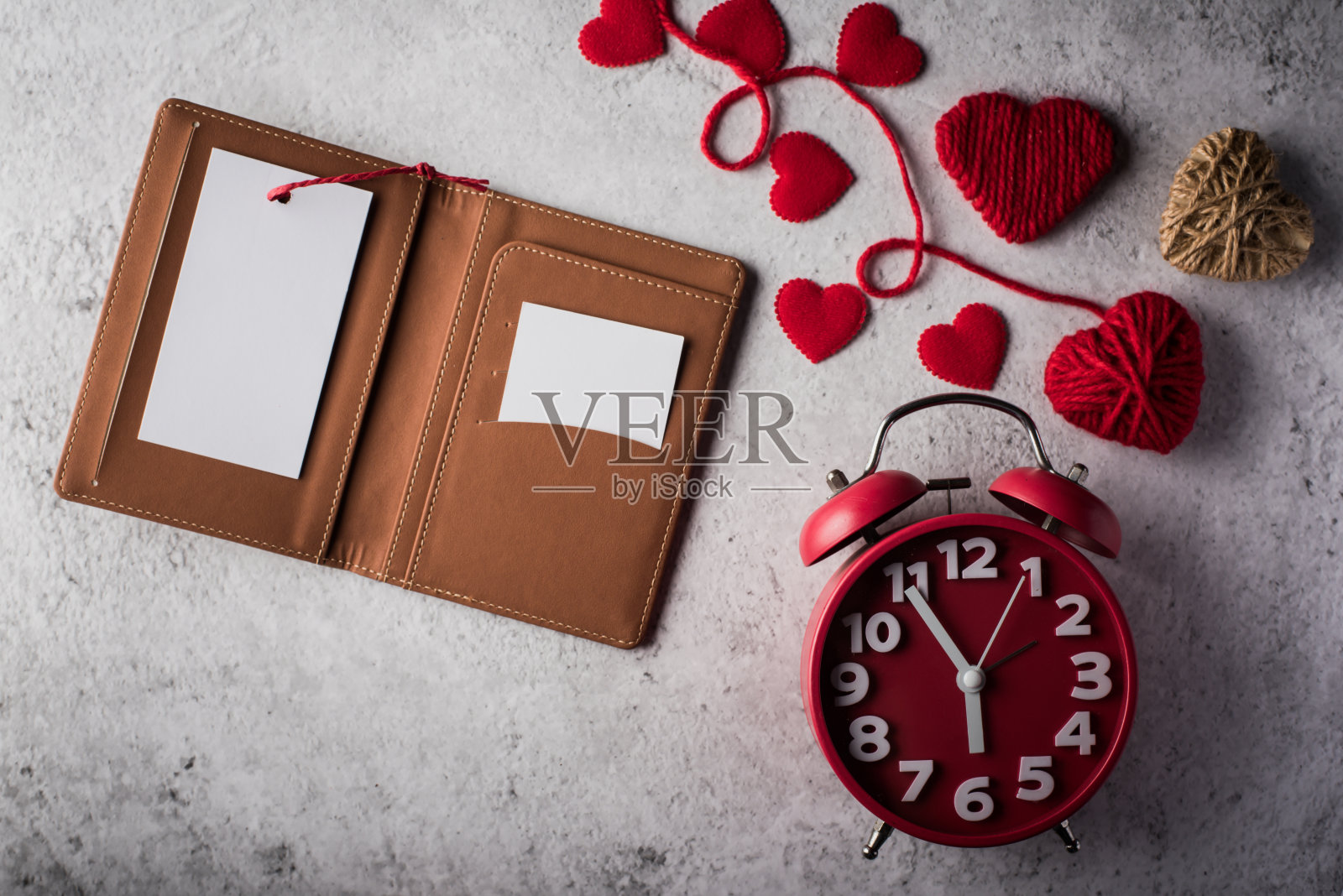 俯视图钱包和心形礼品上的空白白色卡片照片摄影图片