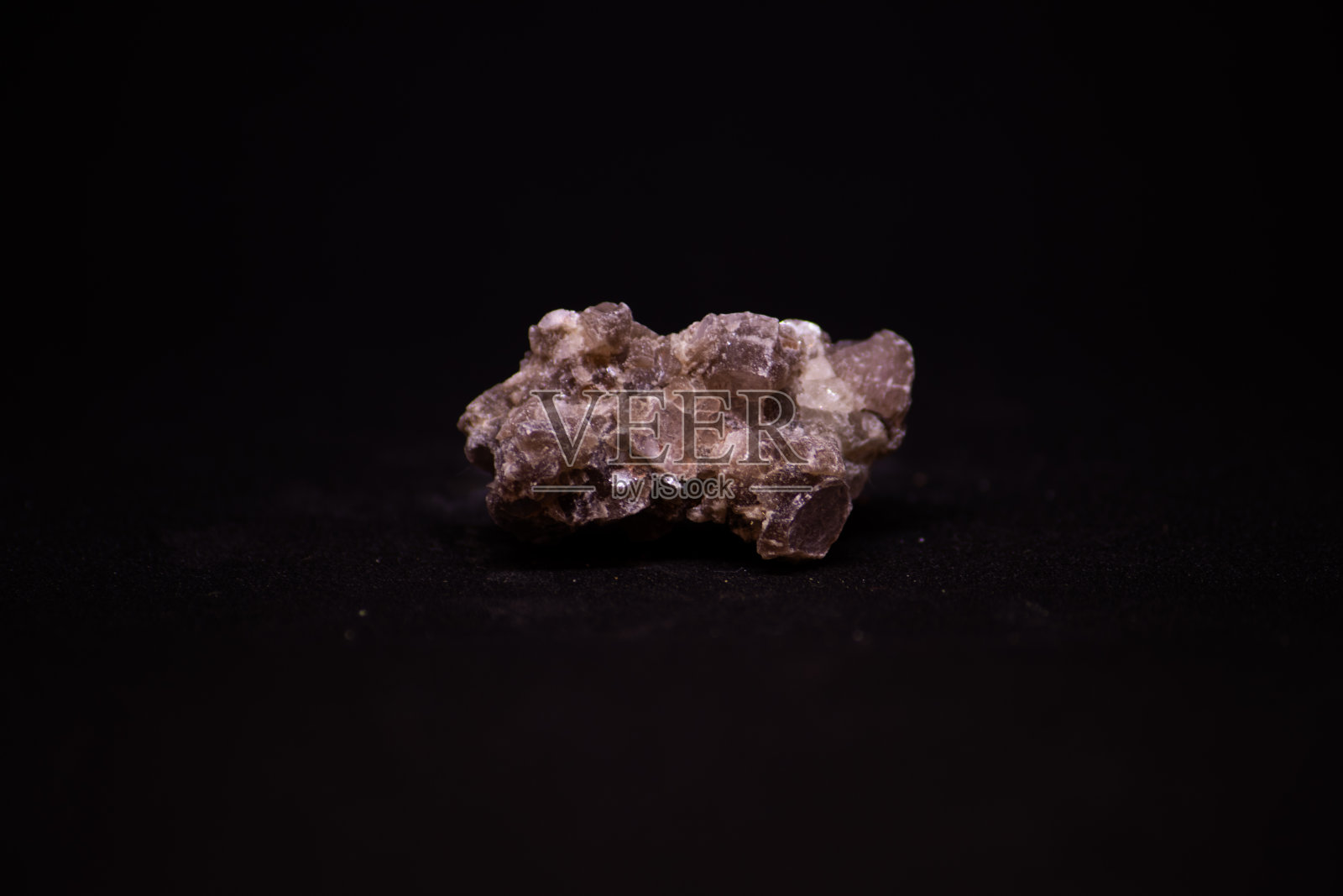 产于巴西的红色电气石矿物，背景为黑色照片摄影图片