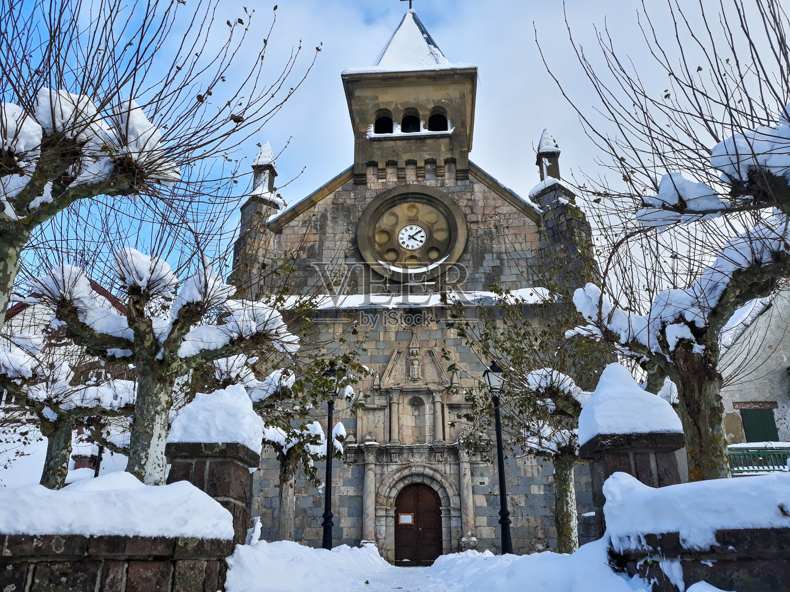 布尔格特教堂(纳瓦拉)主楼façade完全被雪覆盖。从Roncesvalles到Santiago的路照片摄影图片