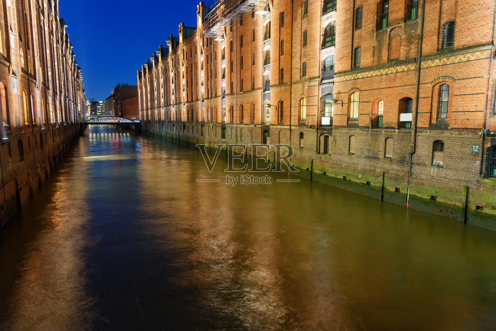 仓库或斯派彻斯塔特的晚上。德国汉堡照片摄影图片