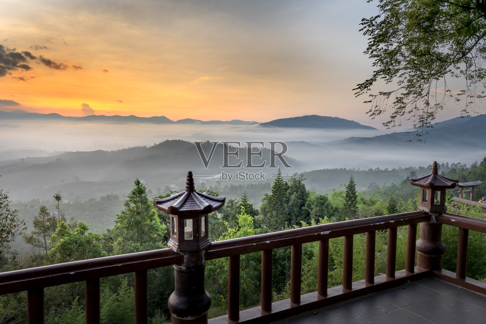 越南林东省宝禄区“林桂柏安”寺庙的全景图照片摄影图片