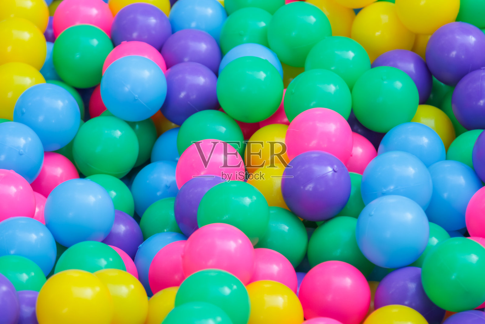 许多五颜六色的塑料球照片摄影图片