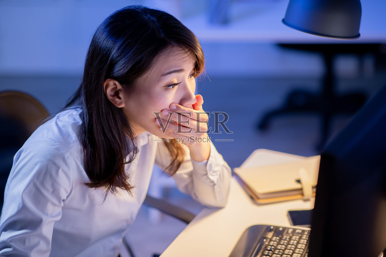 女人加班照片摄影图片