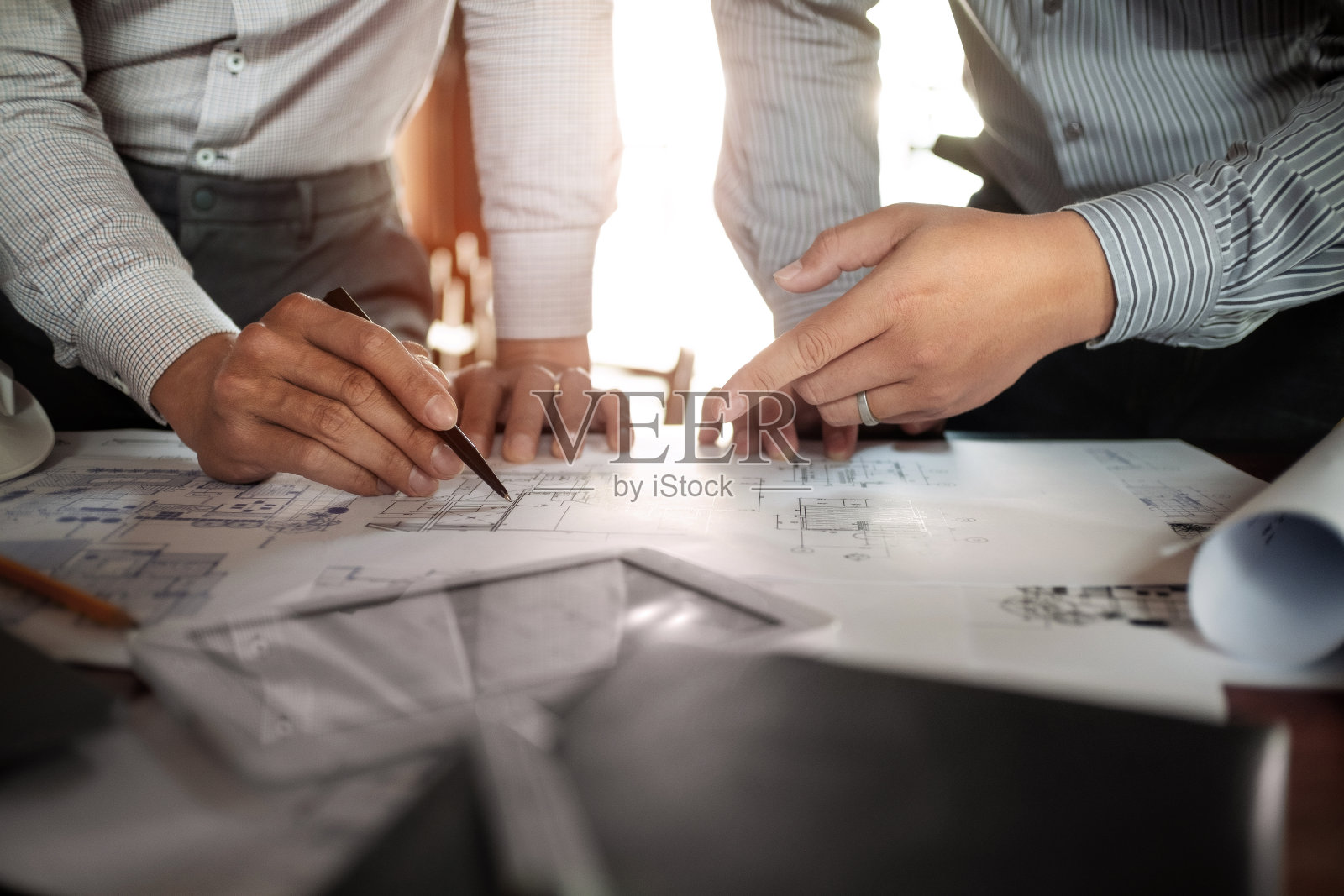 从事建筑规划项目的室内建筑照片摄影图片