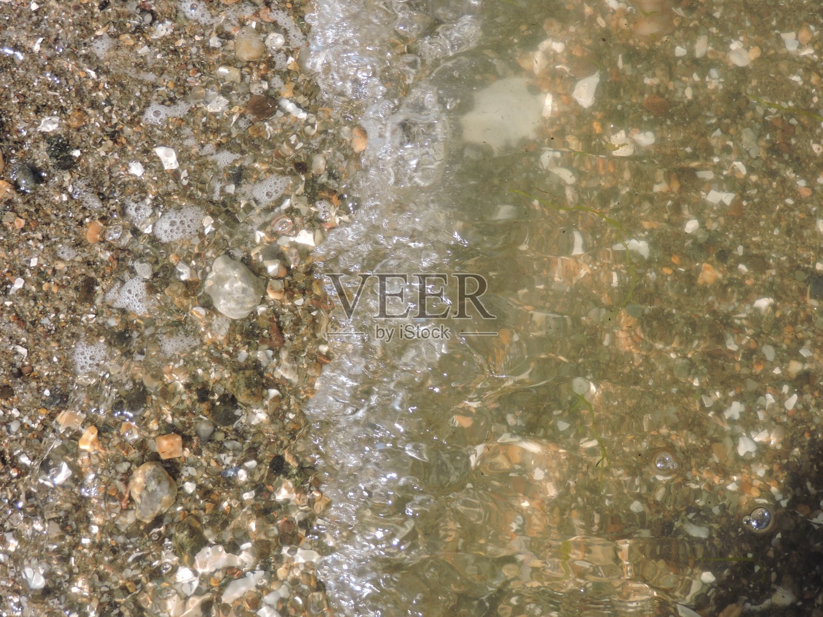 海滩上的垃圾沙和贝壳照片摄影图片