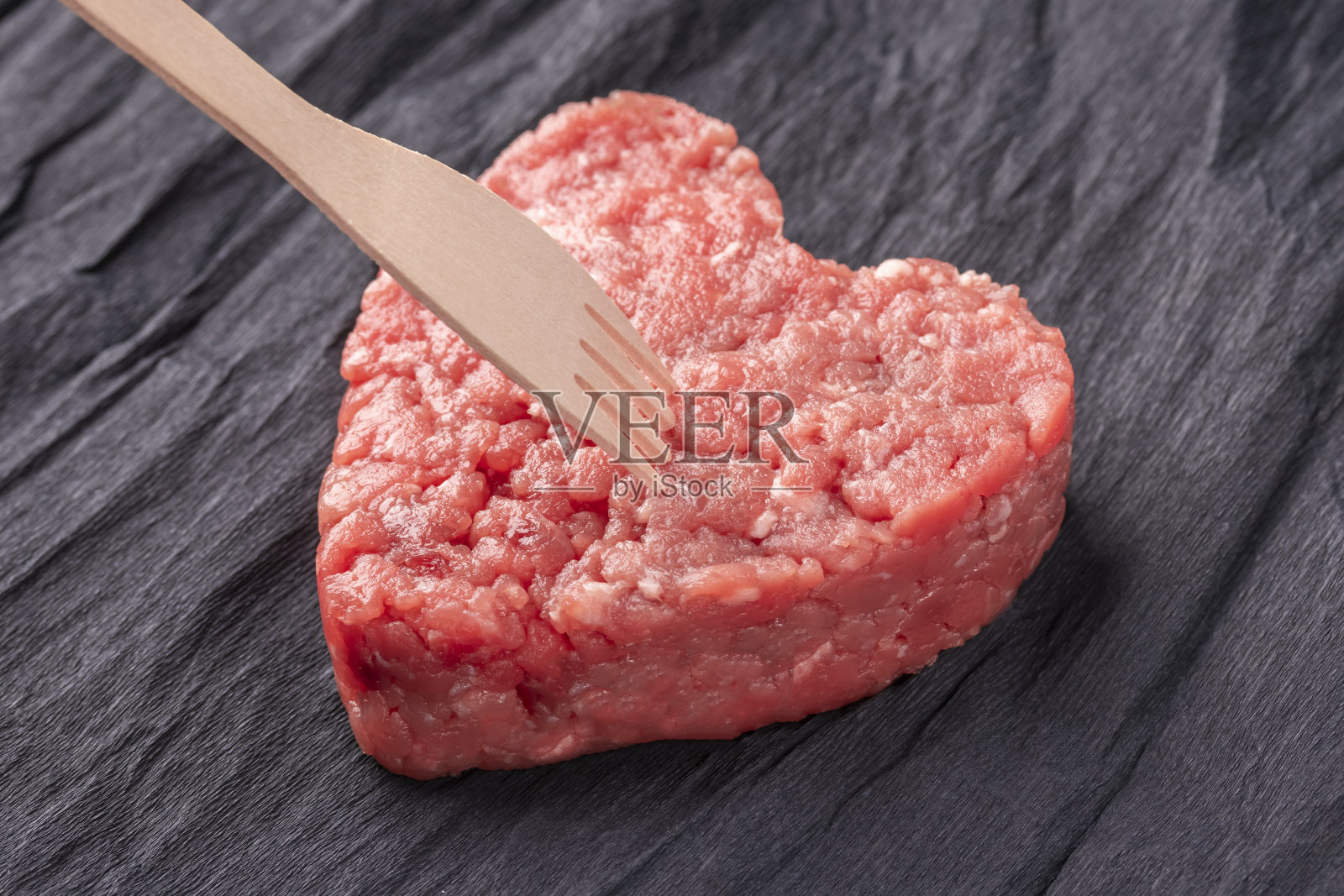 漂亮多汁的肉排在对比鲜明的黑色背景上照片摄影图片