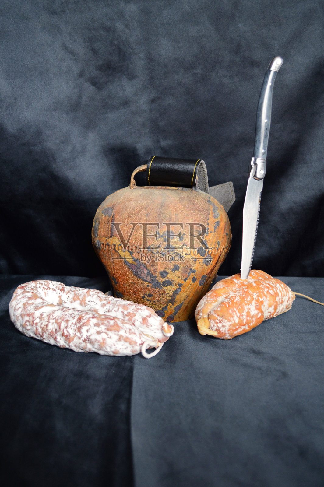 熟食店里各式各样的红肠照片摄影图片