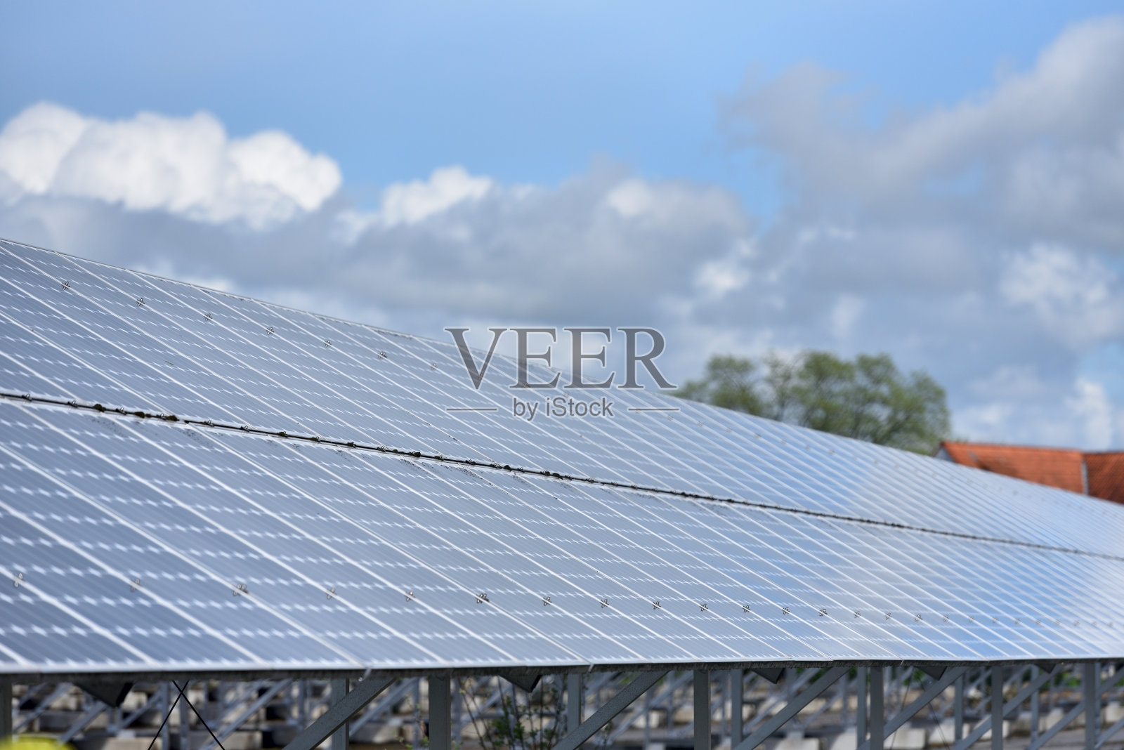 用太阳能电池板发电的领域。雨后的太阳能电池板照片摄影图片