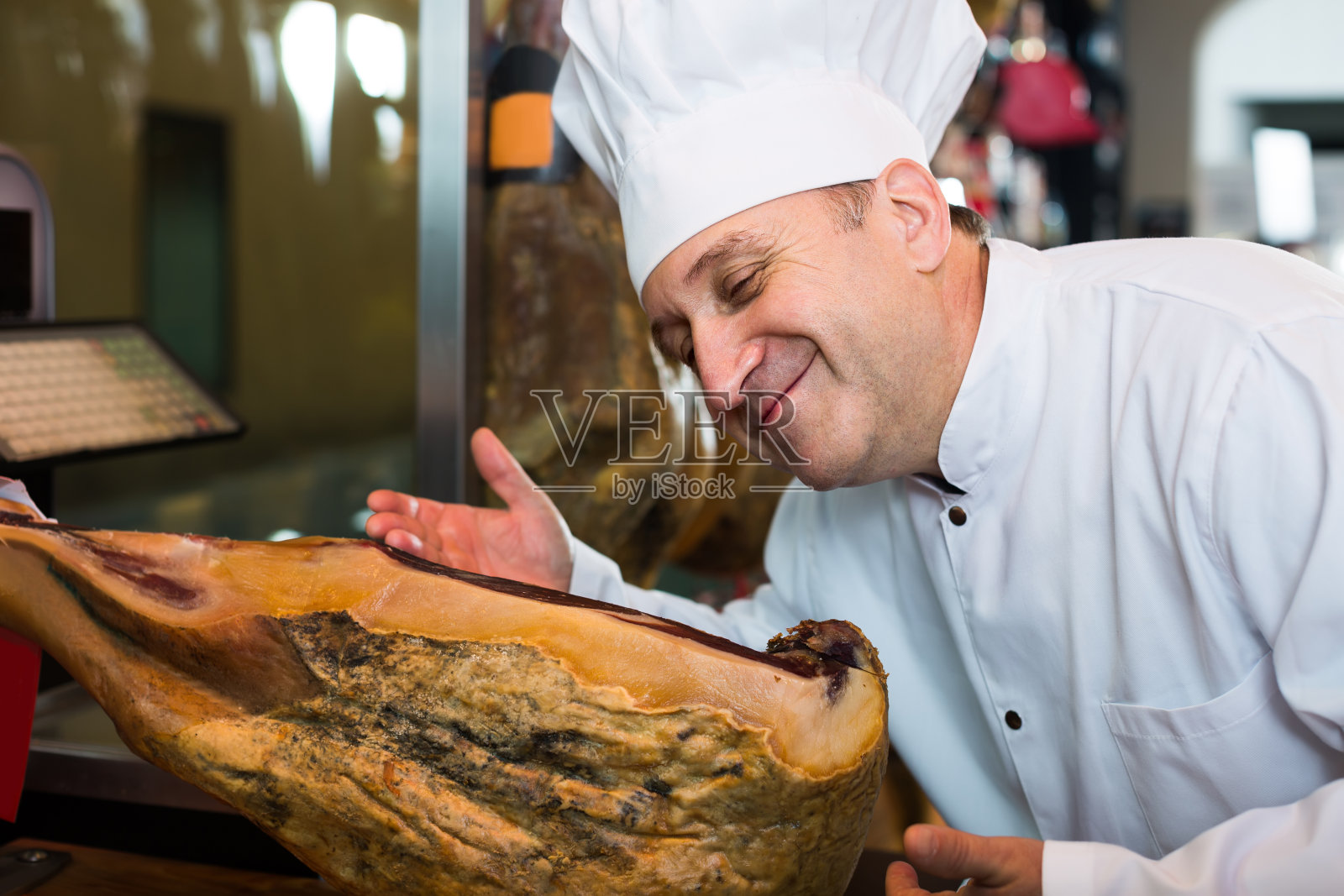 卖伊比利亚火腿和塞拉诺火腿的熟食店照片摄影图片