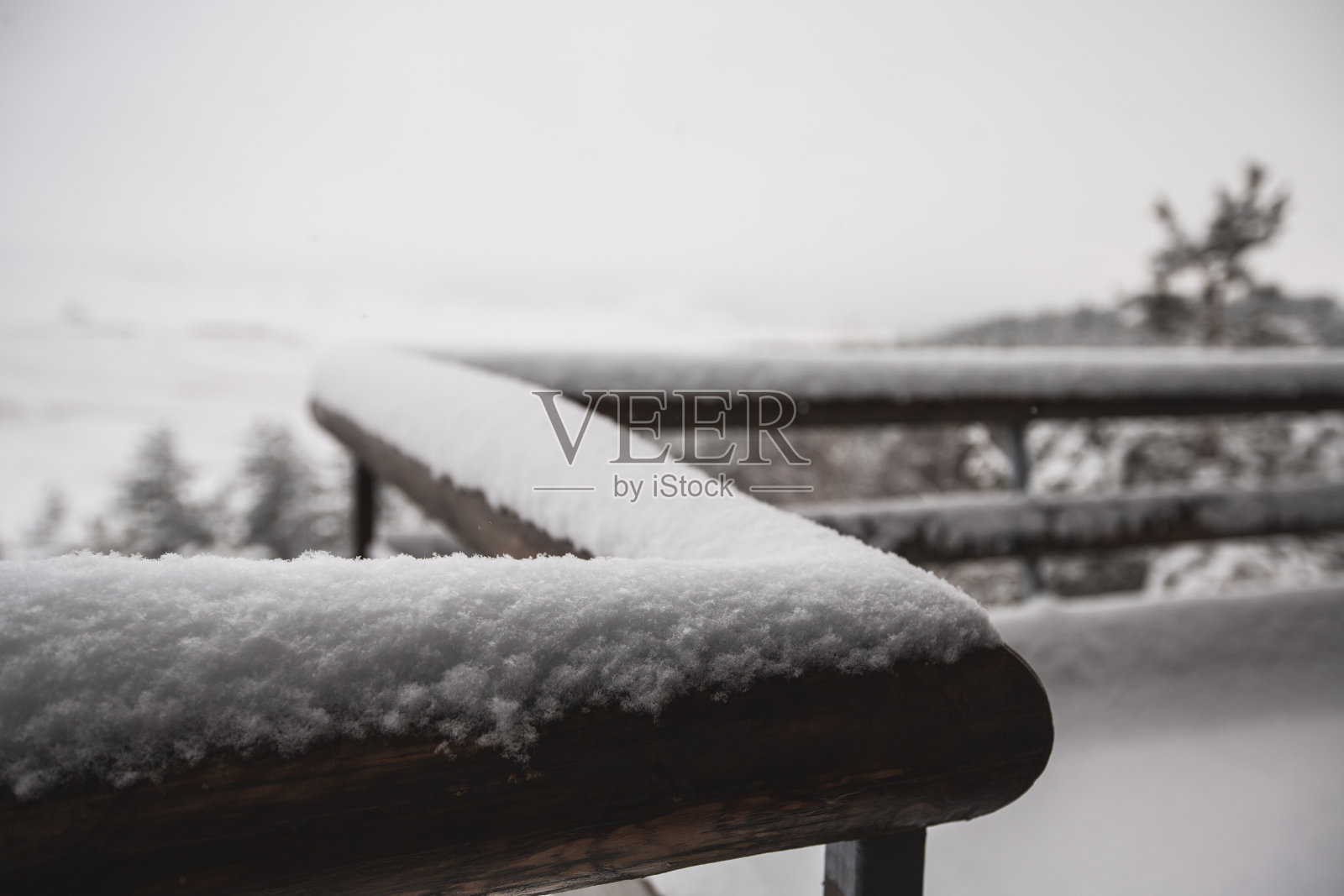 季节性的雪覆盖着露台照片摄影图片
