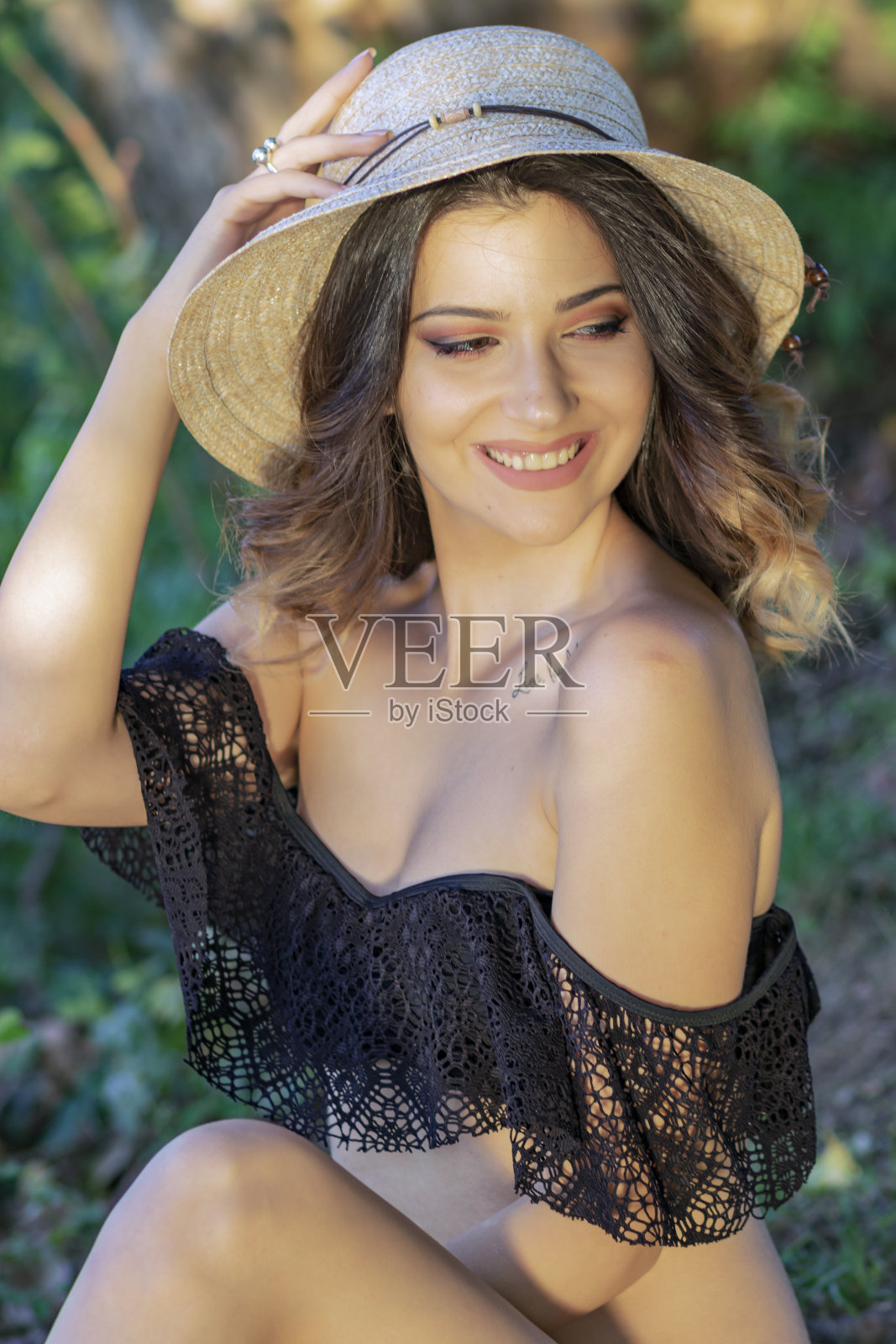 河岸附近的美女照片摄影图片