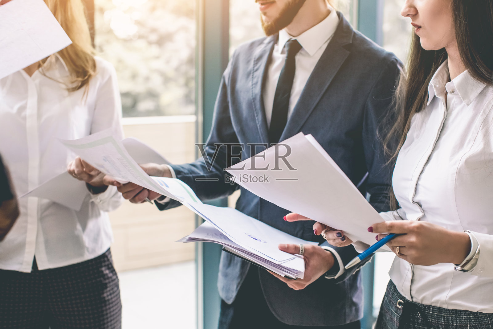 商务人员团队合作会议。近距离观察年轻的商业团队，女人和男人，持有工作文件和合同照片摄影图片
