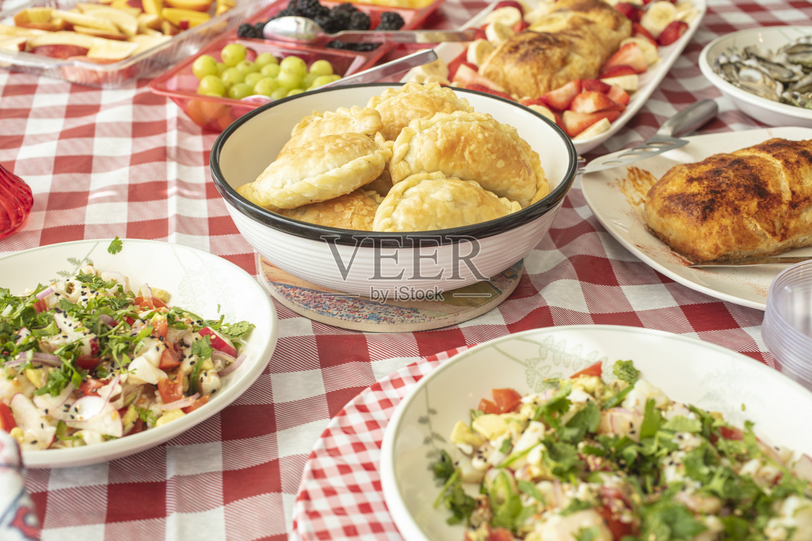 桌上摆着一碗酸橘汁腌鱼和其他庆祝派对的食物照片摄影图片