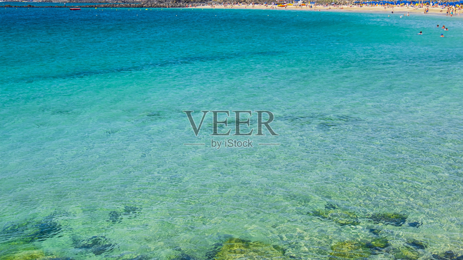 兰萨罗特，加那利群岛-在普拉亚布兰卡清澈的水域照片摄影图片