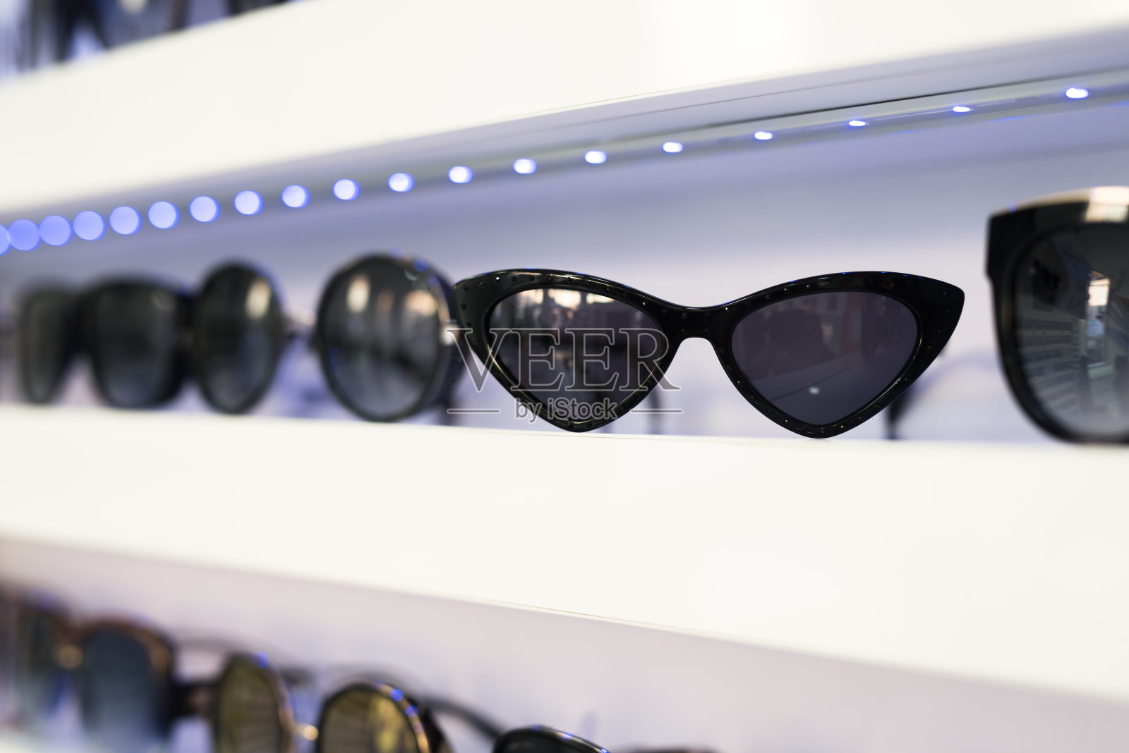 商店里的女士太阳镜。照片摄影图片