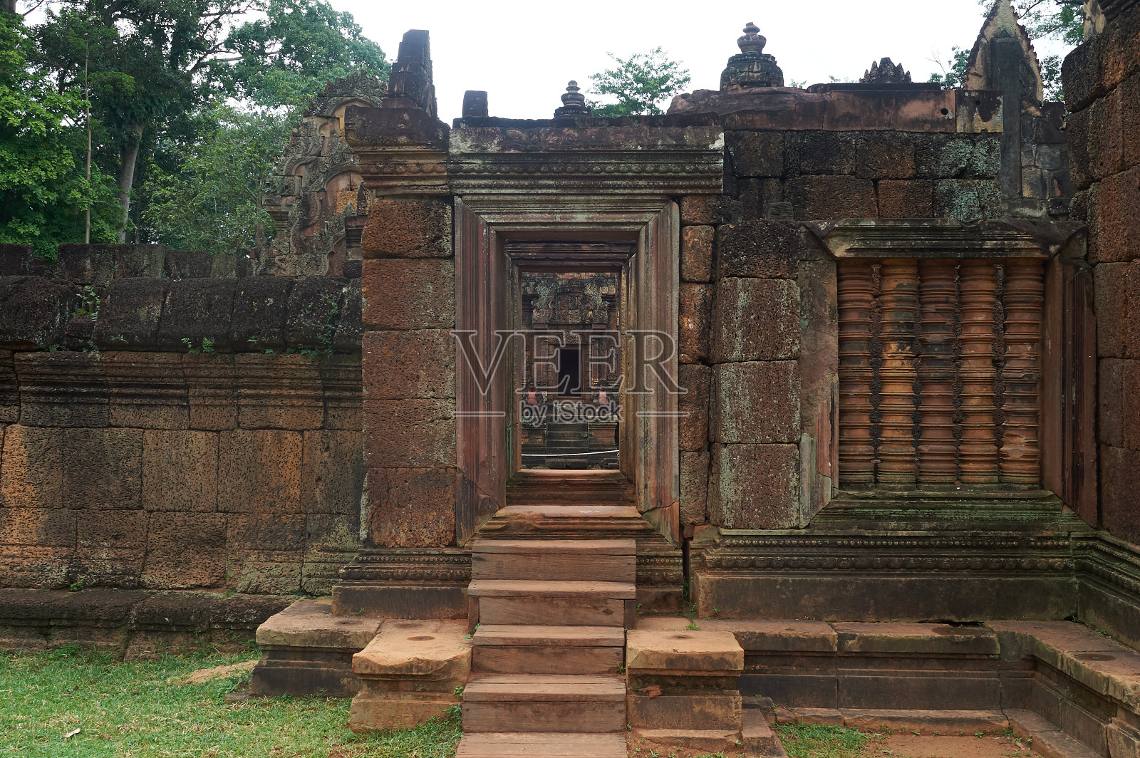 柬埔寨吴哥建筑群的Banteay srei照片摄影图片