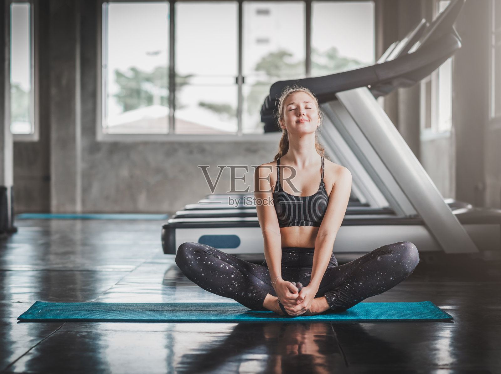 女人伸展瑜伽马特照片摄影图片