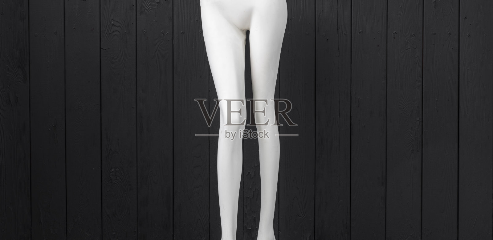 黑色木制背景上的白色服装模特照片摄影图片