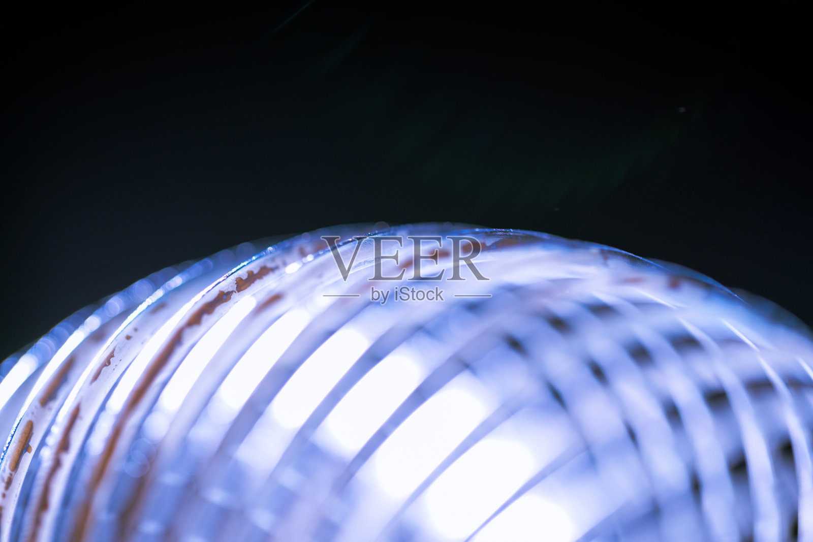 钢弹簧玩具线圈与黑色背景照片摄影图片