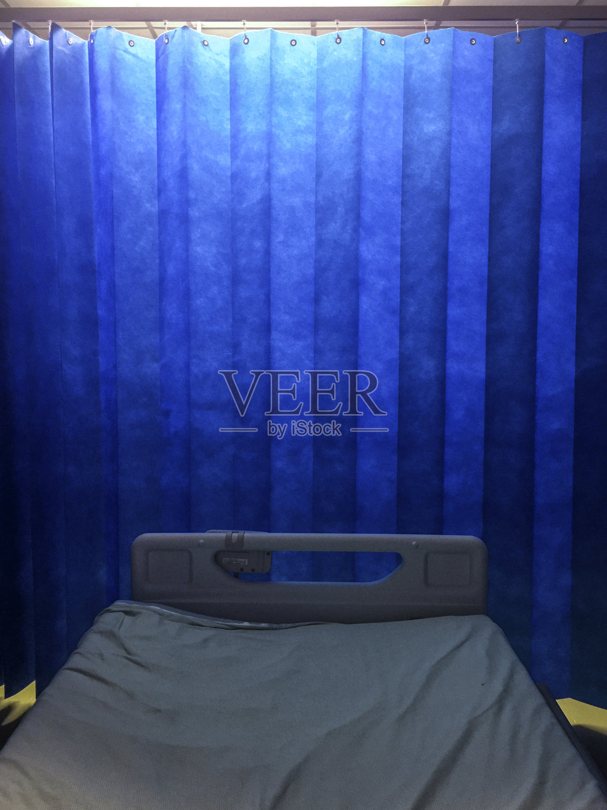 医院的病床上照片摄影图片