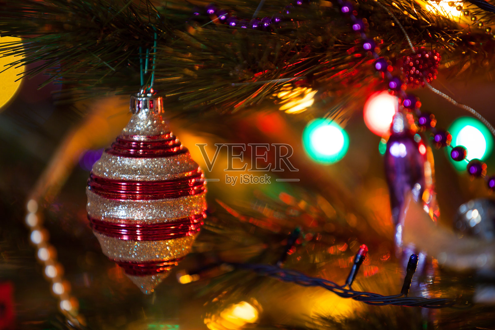 美丽的原始玩具旋转木马圣诞树特写照片摄影图片